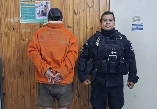 Las Parejas: Aprehenden a un hombre tras escalar un tapial.