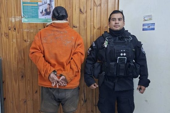 Las Parejas: Aprehenden a un hombre tras escalar un tapial.