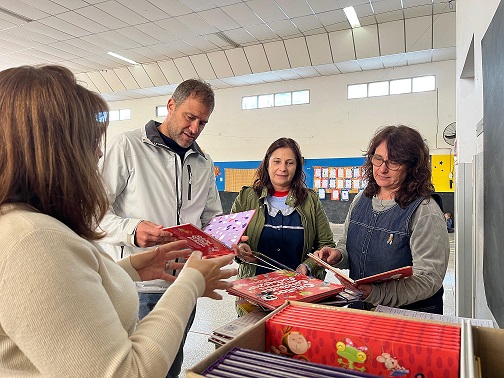 Con el programa «Un niño, un cuento», la Municipalidad de Armstrong fortalece la alfabetización temprana en las salitas de 5 años.