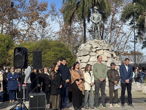 Celeste y blanco en el corazón de Armstrong: 174 alumnos prometieron lealtad a la Bandera.