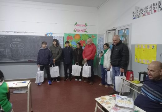 Rotary Club de Armstrong entregó útiles escolares al CENPA Nº 91.
