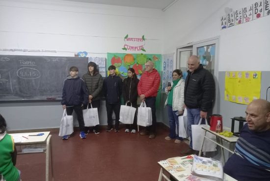 Rotary Club de Armstrong entregó útiles escolares al CENPA Nº 91.
