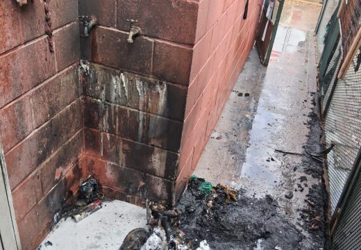 Rápida intervención de Bomberos y vecinos controló un principio de incendio en calle Berthillot al 1500.