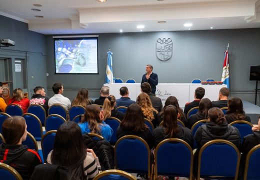 Entregaron desfibriladores a tres clubes locales a través del Presupuesto Participativo Joven.