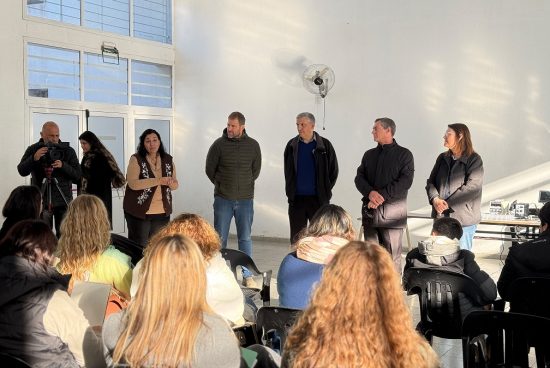 Innovación en las aulas: Estudiantes de Armstrong desarrollaron un «Semáforo del Ruido» para combatir la contaminación sonora.