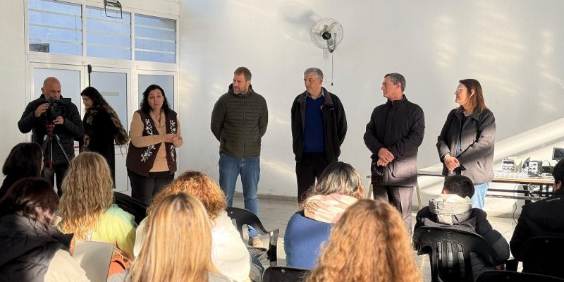Innovación en las aulas: Estudiantes de Armstrong desarrollaron un «Semáforo del Ruido» para combatir la contaminación sonora.
