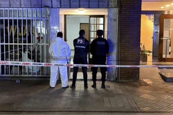 Una joven de 18 años está grave tras ser atacada a cuchillazos en un edificio del macrocentro: el agresor se autolesionó.