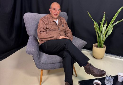 Jorge Oliva en «Deliberando»: radio, música, militancia y el compromiso de informar sin condicionamientos.
