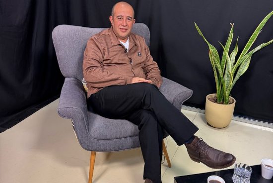Jorge Oliva en «Deliberando»: radio, música, militancia y el compromiso de informar sin condicionamientos.