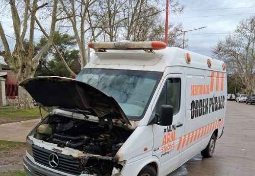 Principio de incendio destruyó parcialmente un utilitario en Fischer Bis y Bulevar Tortugas.