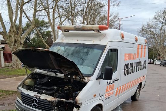 Principio de incendio destruyó parcialmente un utilitario en Fischer Bis y Bulevar Tortugas.
