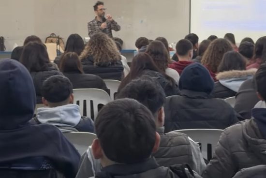 Gran convocatoria en el taller sobre Educación Digital y Salud Mental para jóvenes de Armstrong.